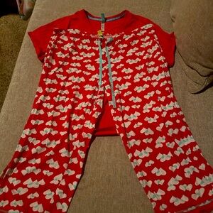 HUE capri heart set pajamas size medium. 100% cotton. Red top and heart capris